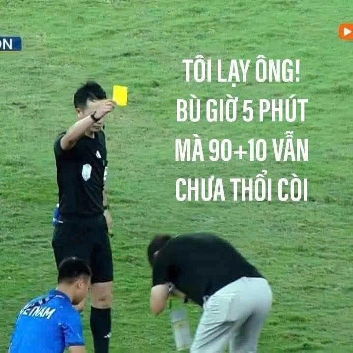 CĐV chế meme sau màn vái trọng tài của HLV Kim Sang Sik 3