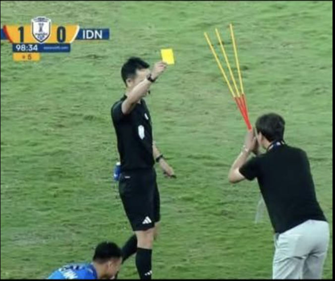 CĐV chế meme sau màn vái trọng tài của HLV Kim Sang Sik 1