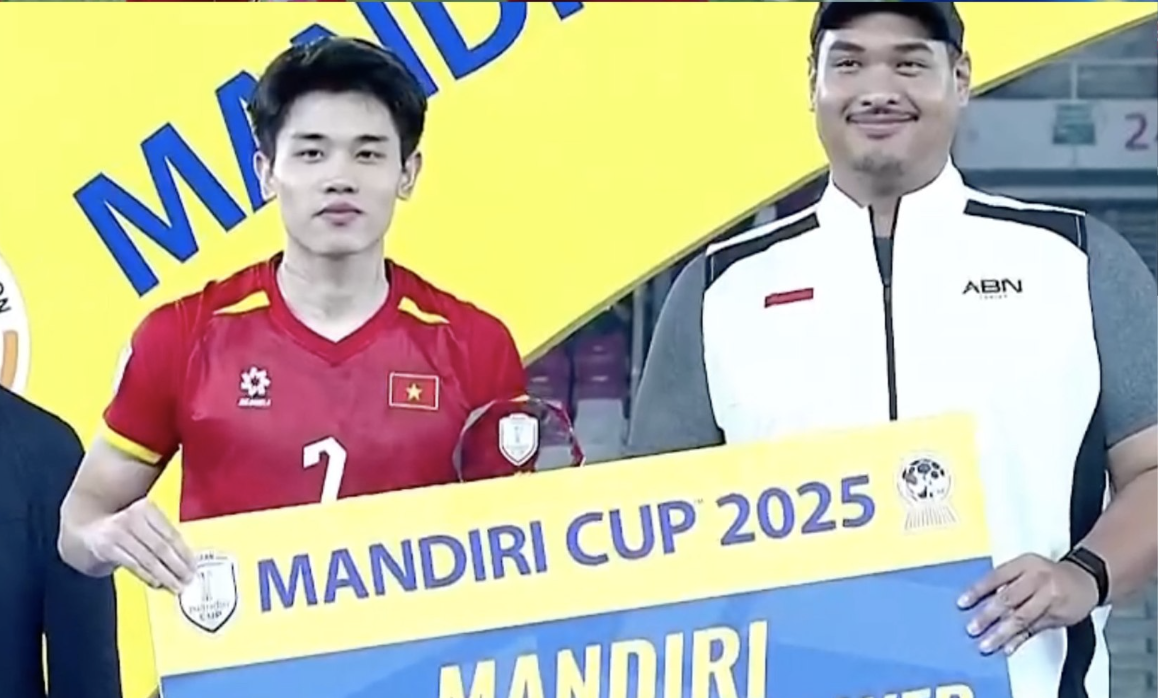 Đình Bắc ẵm danh hiệu Cầu thủ xuất sắc nhất U23 Đông Nam Á 2025 1