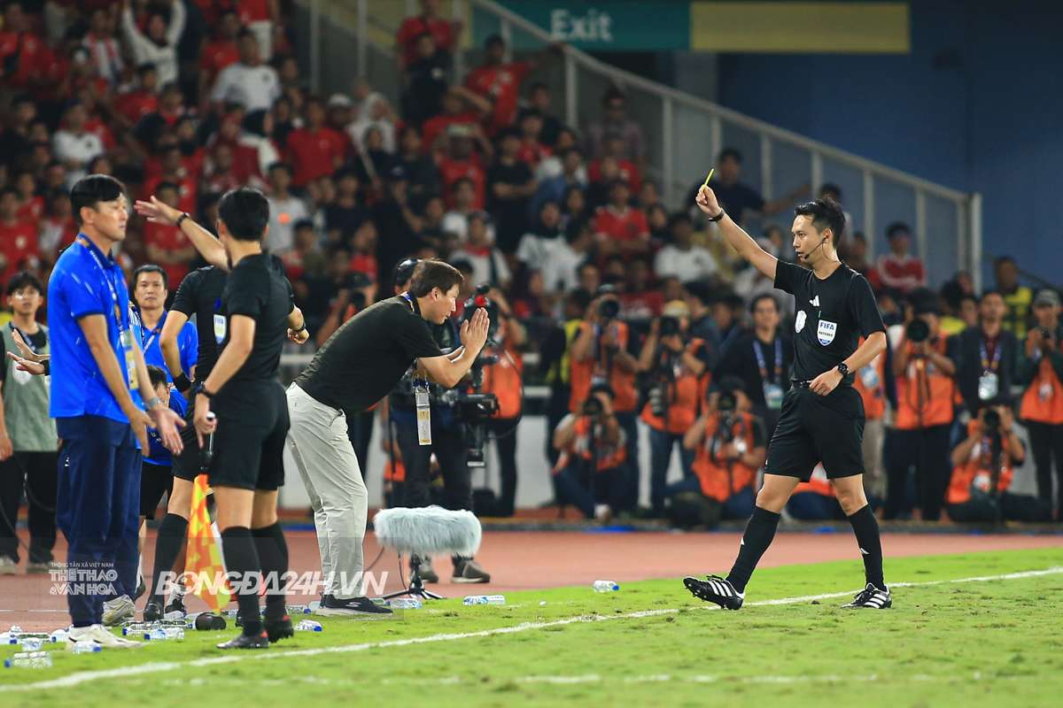 HLV Kim Sang Sik dội nước cho Viktor Lê 2 HLV Kim Sang Sik dội nước cho Viktor Lê 2