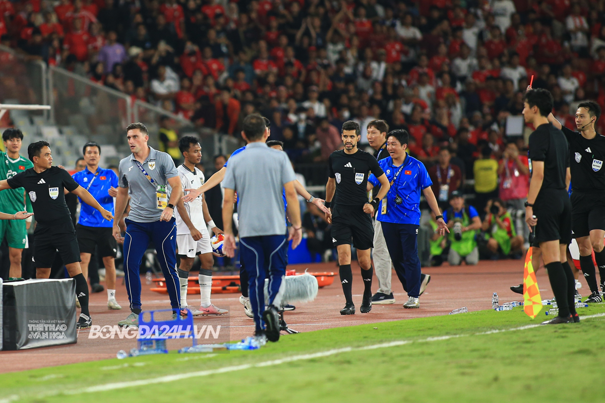 HLV Kim Sang Sik dội nước cho Viktor Lê 3 HLV Kim Sang Sik dội nước cho Viktor Lê 3