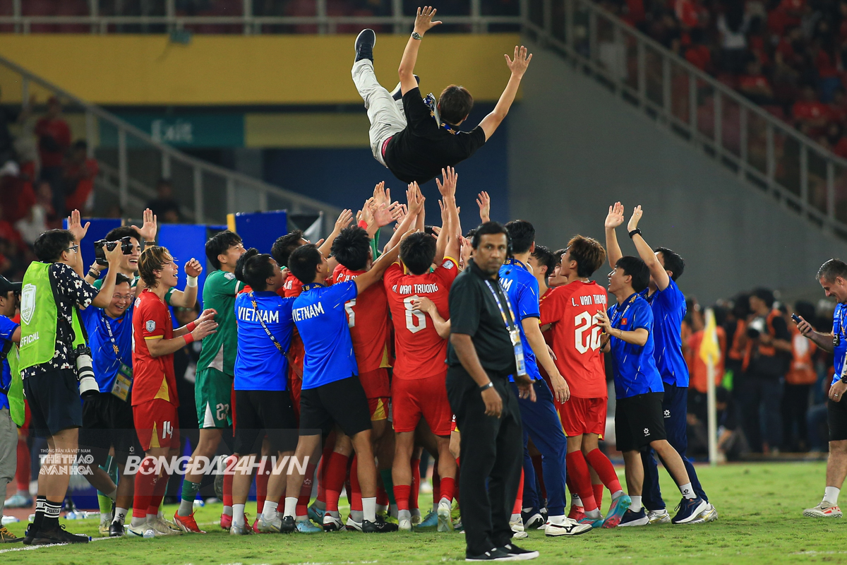 HLV Kim Sang Sik dội nước cho Viktor Lê 4 HLV Kim Sang Sik dội nước cho Viktor Lê 4