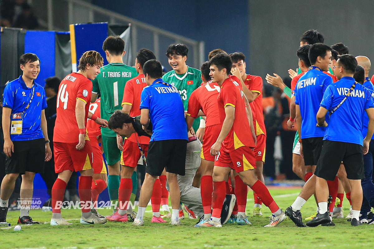 HLV Kim Sang Sik dội nước cho Viktor Lê 5 HLV Kim Sang Sik dội nước cho Viktor Lê 5