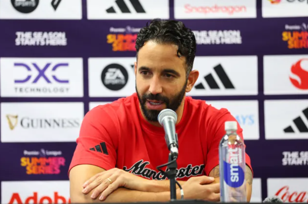 HLV Ruben Amorim lên tiếng vụ MU chiêu mộ Benjamin Sesko. HLV Ruben Amorim len tieng vu MU chieu mo Benjamin Sesko.