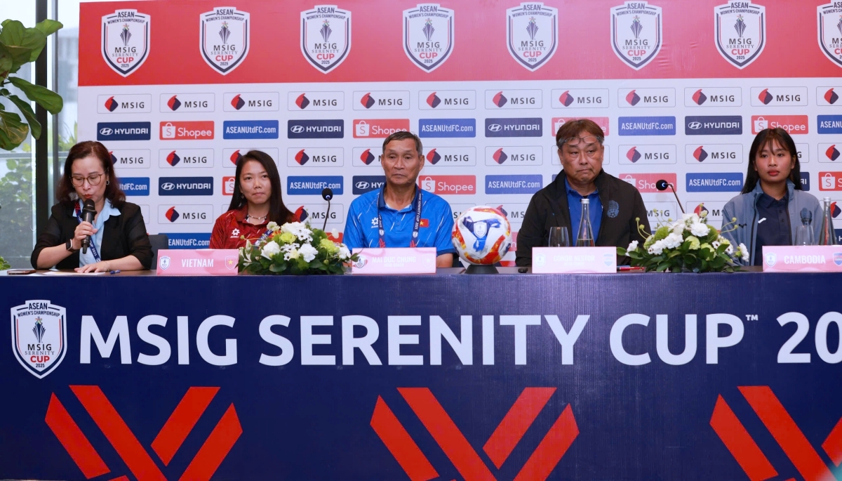 Buoi hop bao cua HLV Viet Nam va Campuchia