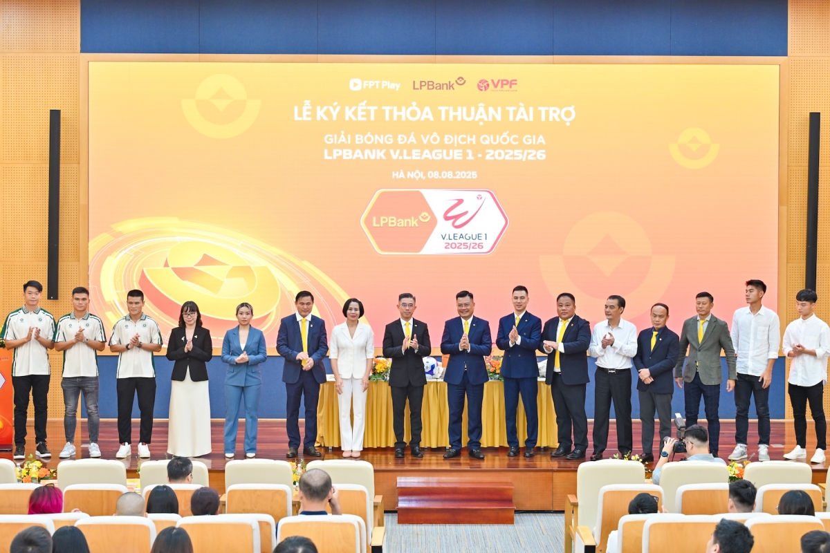 Lễ ký kết thỏa thuận tài trợ giải bóng đá Vô địch Quốc gia LPBank V.League 1-2025/26. Ảnh: Minh Sơn Le ky ket thoa thuan tai tro giai bong da Vo dich Quoc gia LPBank V.League 1-2025/26. anh: Minh Son