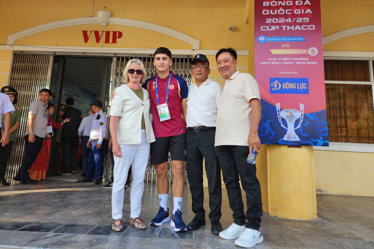 Brandon Ly cung gia dinh co mat tren san Thien Truong