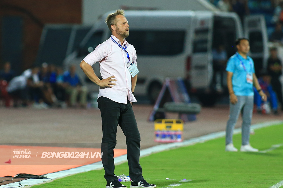 Thói quen tâm linh của HLV Mano Polking 1