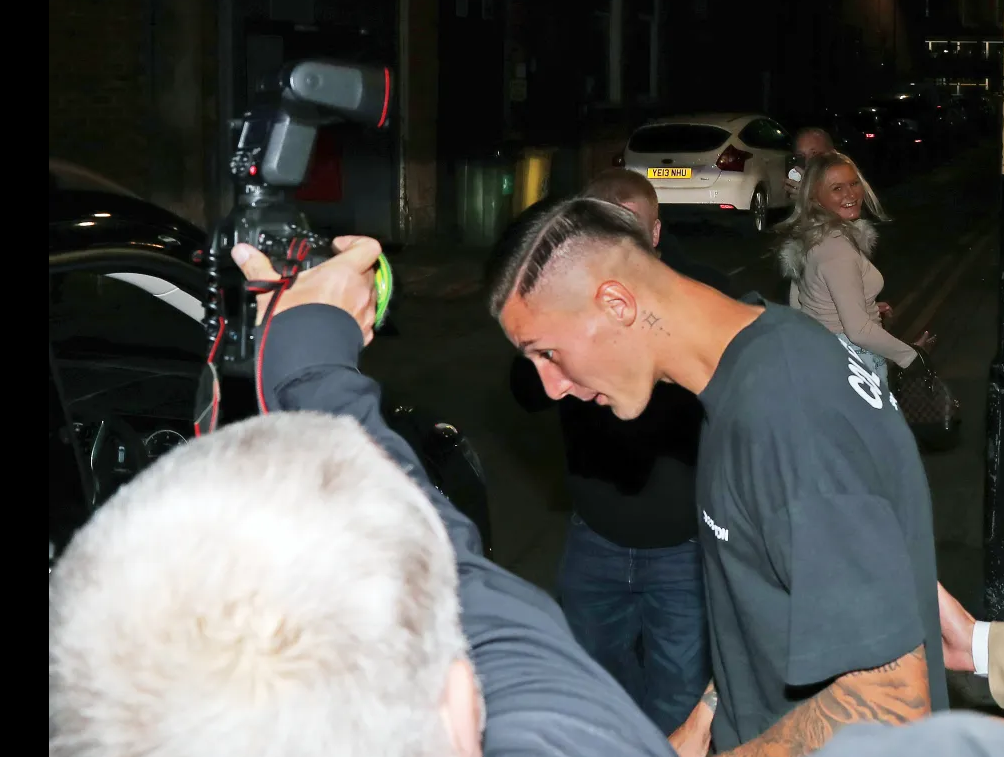 Benjamin Sesko thưởng thức ẩm thực tại Manchester sau khi đến MU 4 Benjamin Sesko thưởng thức ẩm thực tại Manchester sau khi đến MU 4