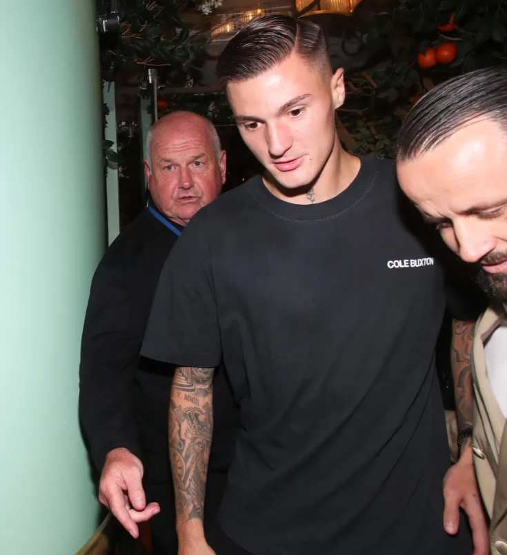 Benjamin Sesko thưởng thức ẩm thực tại Manchester sau khi đến MU 2 Benjamin Sesko thưởng thức ẩm thực tại Manchester sau khi đến MU 2