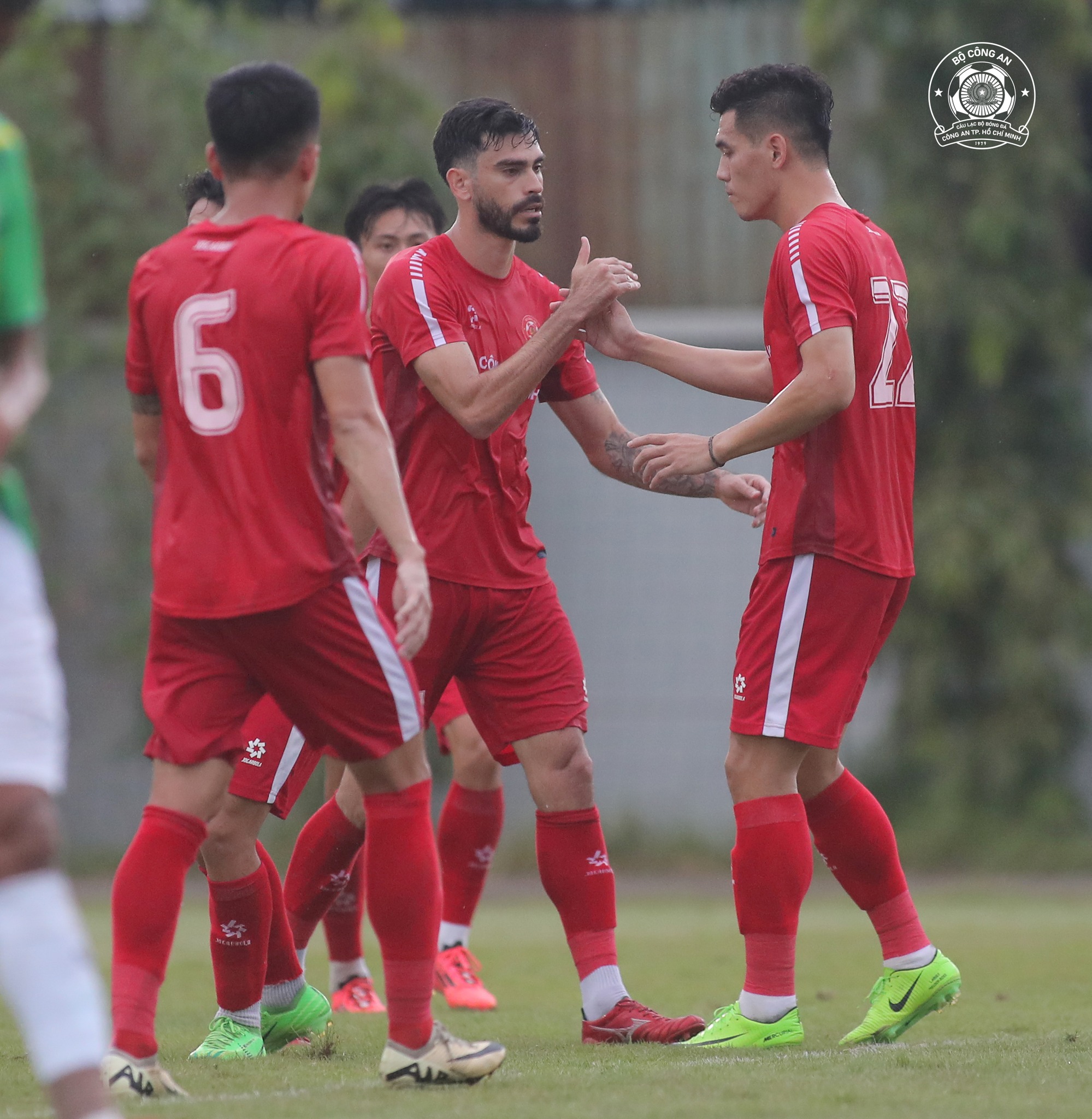 Tien Linh lap cong trong tran hoa cua CLB Cong an TP.HCM truoc Long An