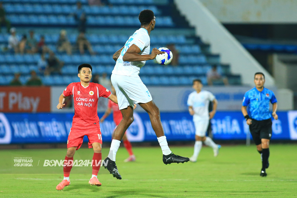 Người khổng lồ của Nam Định gây chú ý tại Siêu cúp Quốc gia 2 Người khổng lồ của Nam Định gây chú ý tại Siêu cúp Quốc gia 2