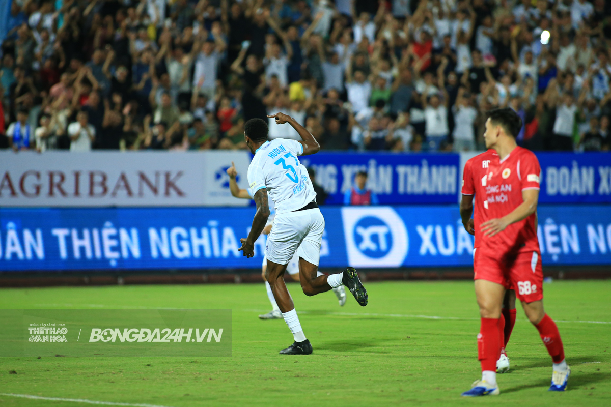 Người khổng lồ của Nam Định gây chú ý tại Siêu cúp Quốc gia 4 Người khổng lồ của Nam Định gây chú ý tại Siêu cúp Quốc gia 4