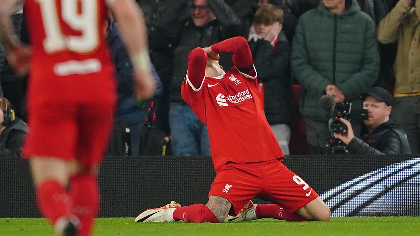 Tạm biệt Nunez Xem anh rất bực nhưng chẳng nỡ ghét anh 3