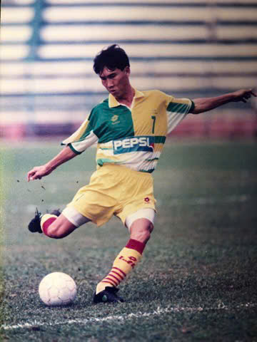 HLV Hua Hien Vinh khi con thi dau trong mau ao Cong an TP HCM