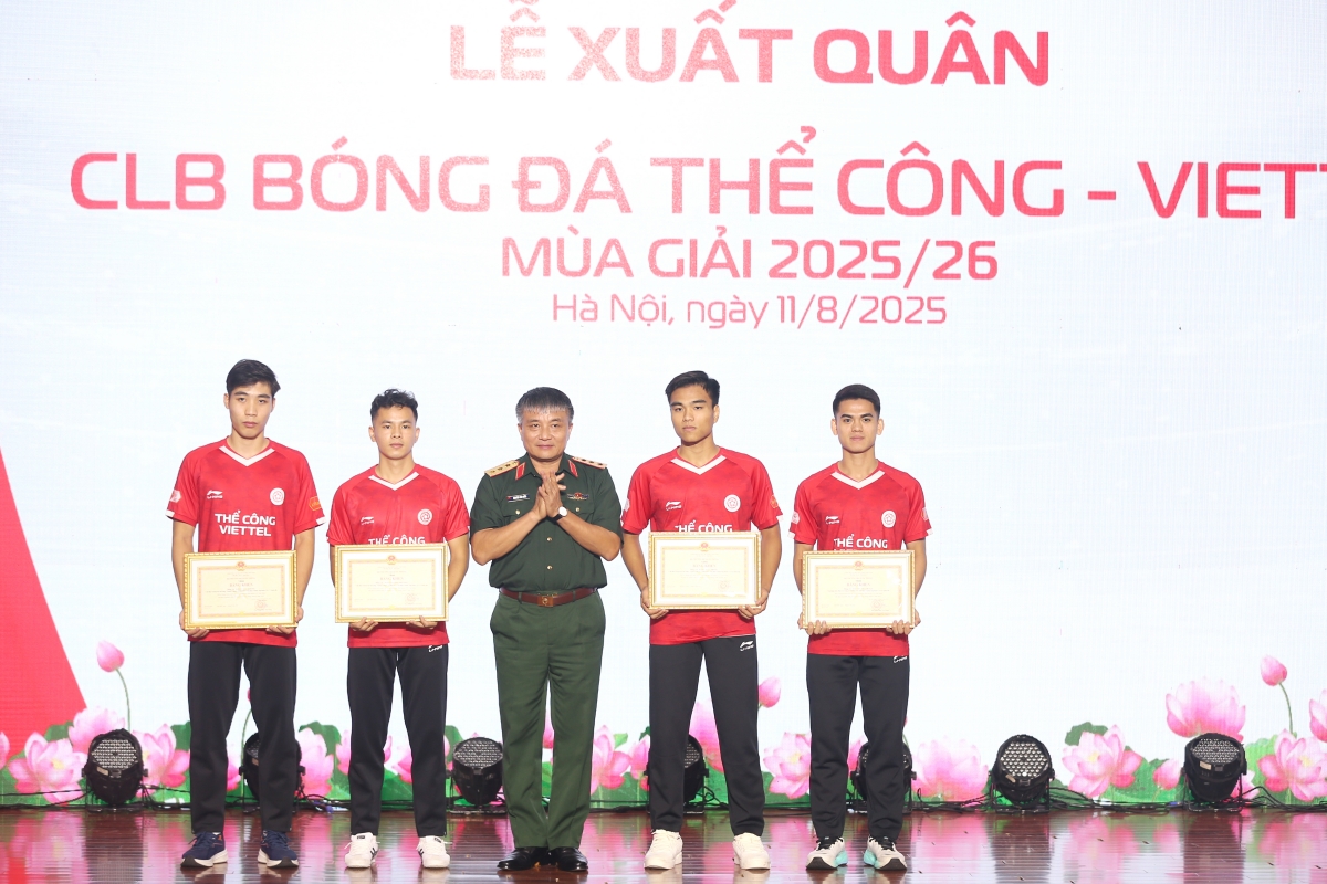 4 cau thu Viettel nhan bang khen tu Bo truong Bo Quoc phong