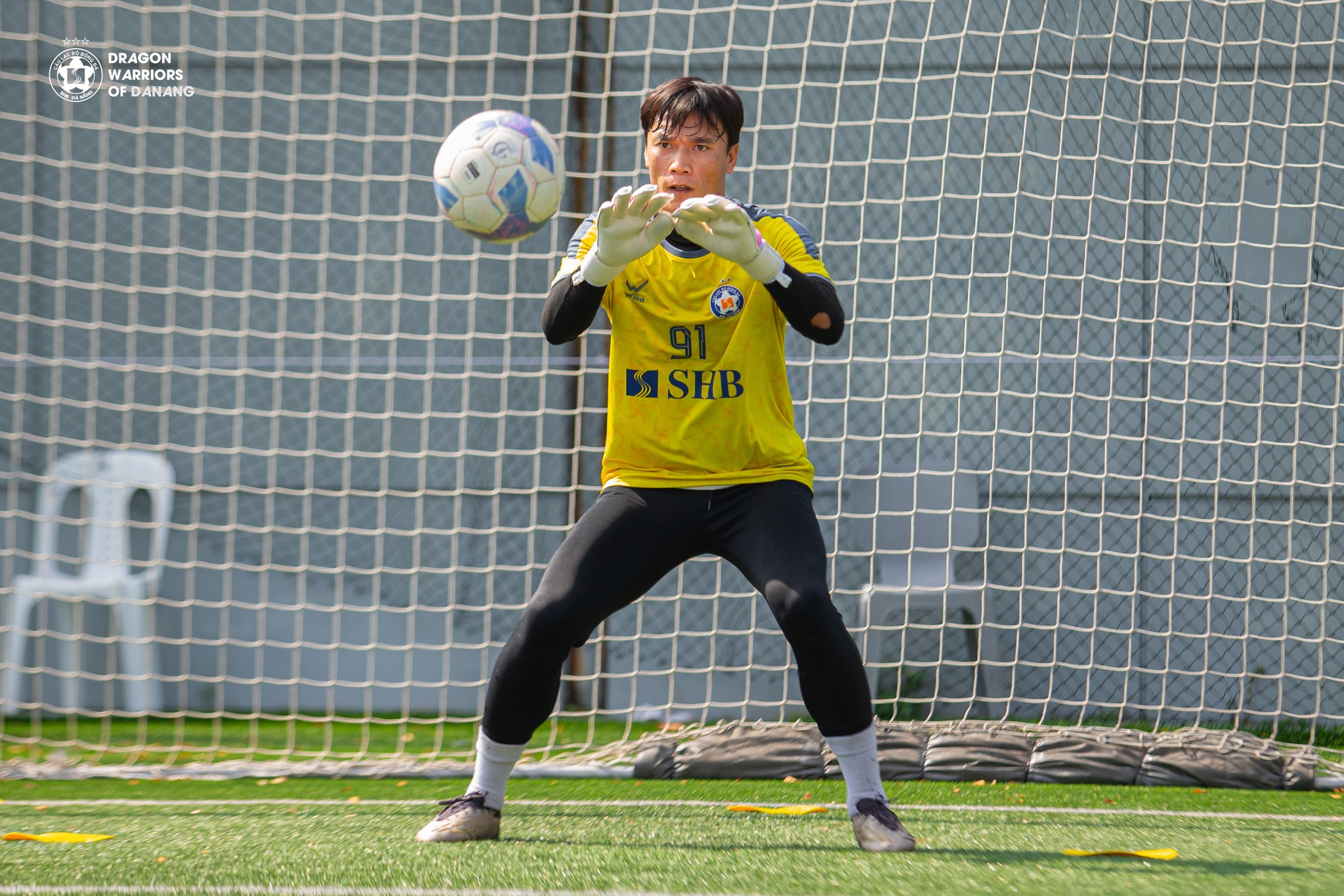 Thủ môn Bùi Tiến Dũng khoe kiểu tóc mới 7