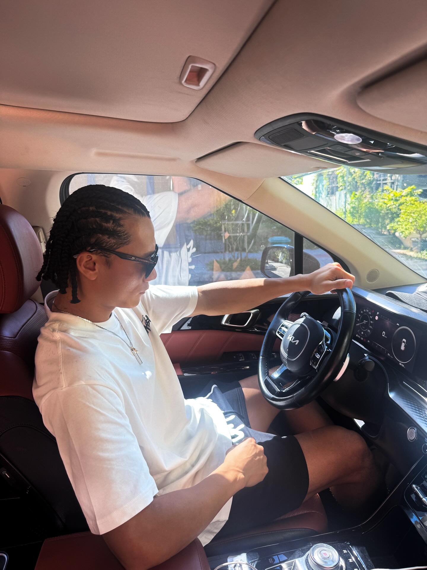 Thủ môn Bùi Tiến Dũng khoe kiểu tóc mới 2