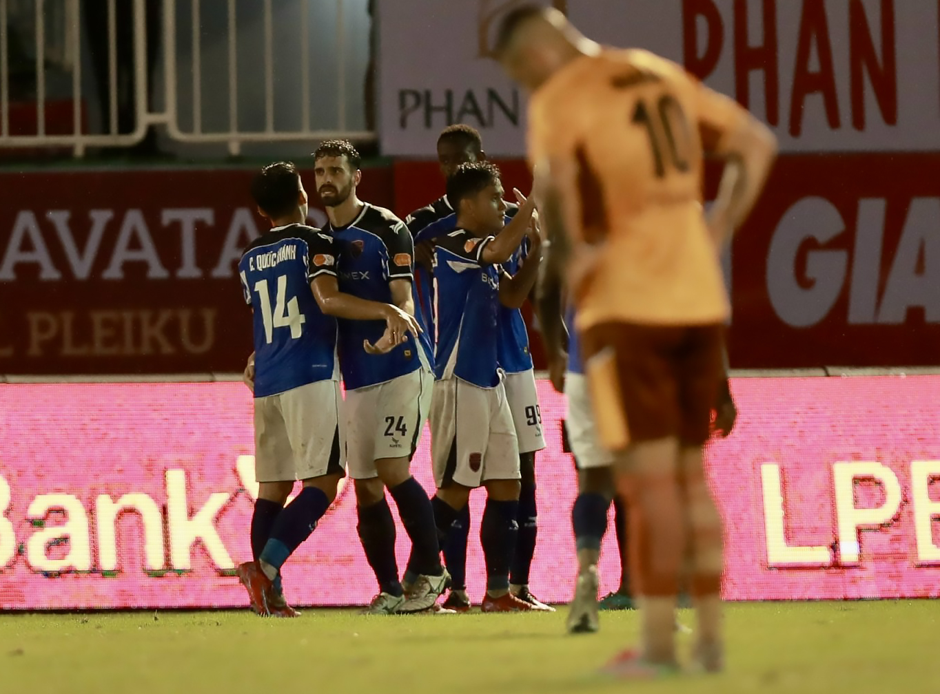 HLV Anh Đức không bất ngờ khi thắng đậm đội bóng cũ HAGL 1