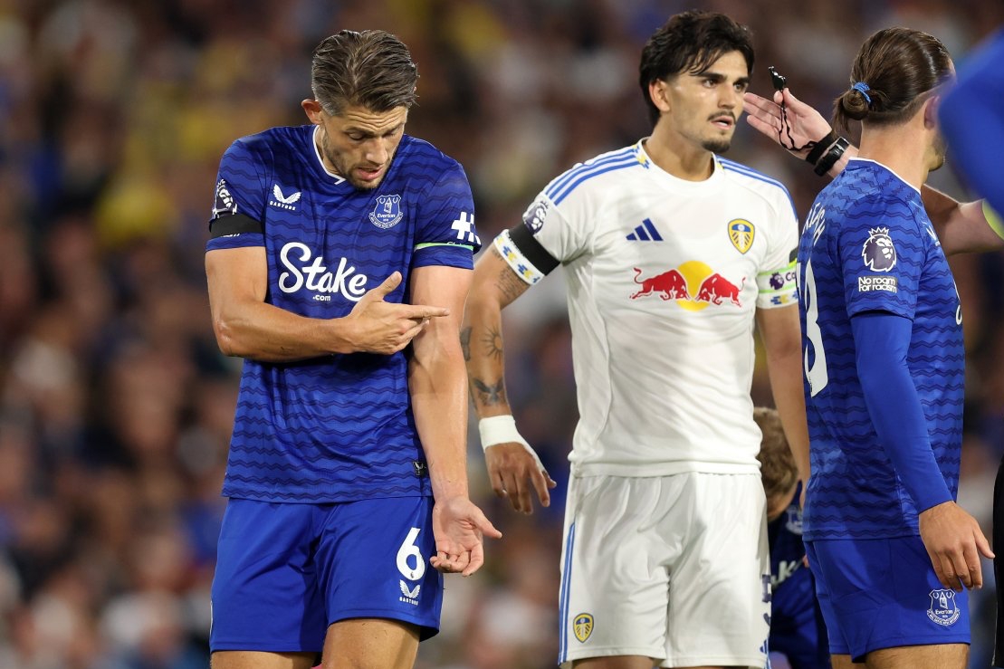 James Tarkowski buc xuc khi bi thoi phat den