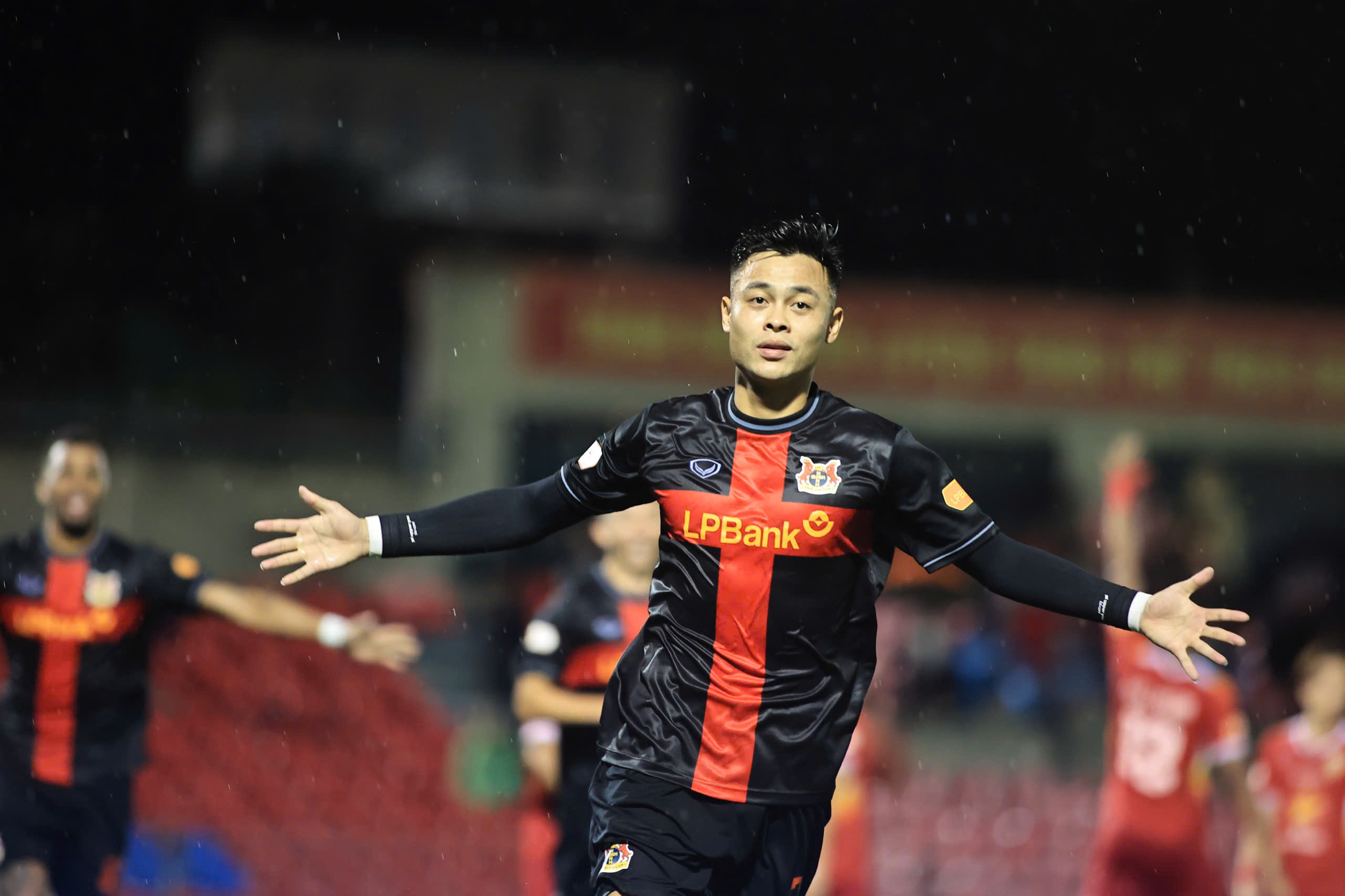 Từ việc Tiến Linh và loạt tân binh tỏa sáng Đầu xuôi đuôi lọt 1