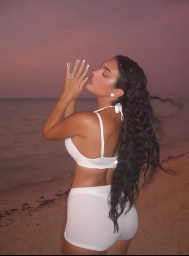 Georgina Rodriguez gây ấn tượng với bộ trang phục xuyên thấu 1