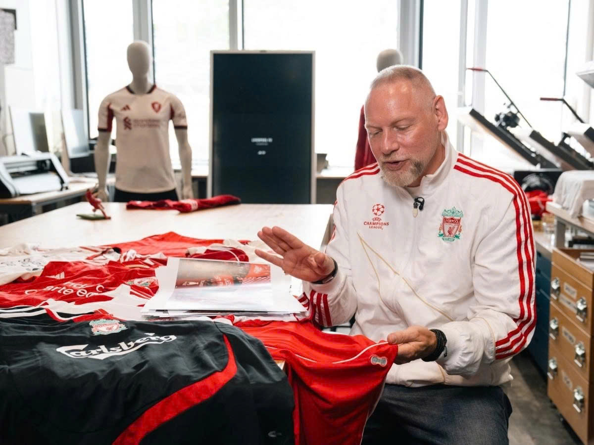 Gặp gỡ một Liverpudlian đích thực đứng sau những thiết kế áo đấu adidas của Liverpool 2