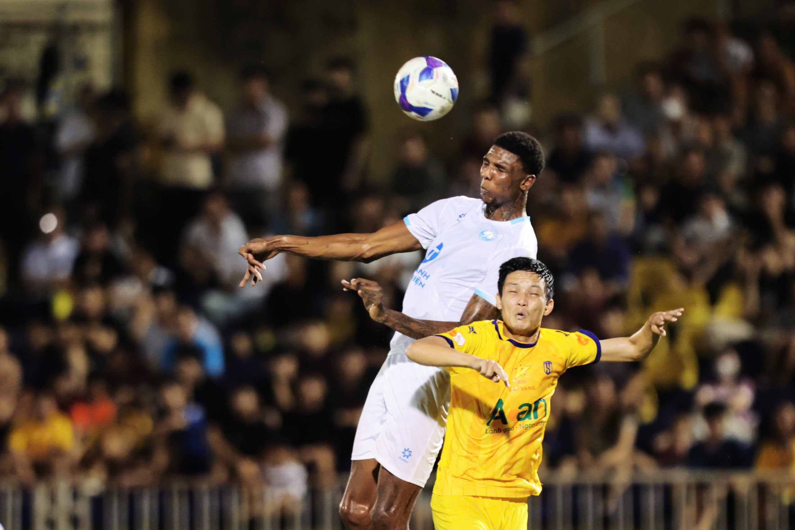 Bí quyết khóa chặt tiền đạo cao 2m06 của Nam Định 1 Bí quyết khóa chặt tiền đạo cao 2m06 của Nam Định 1