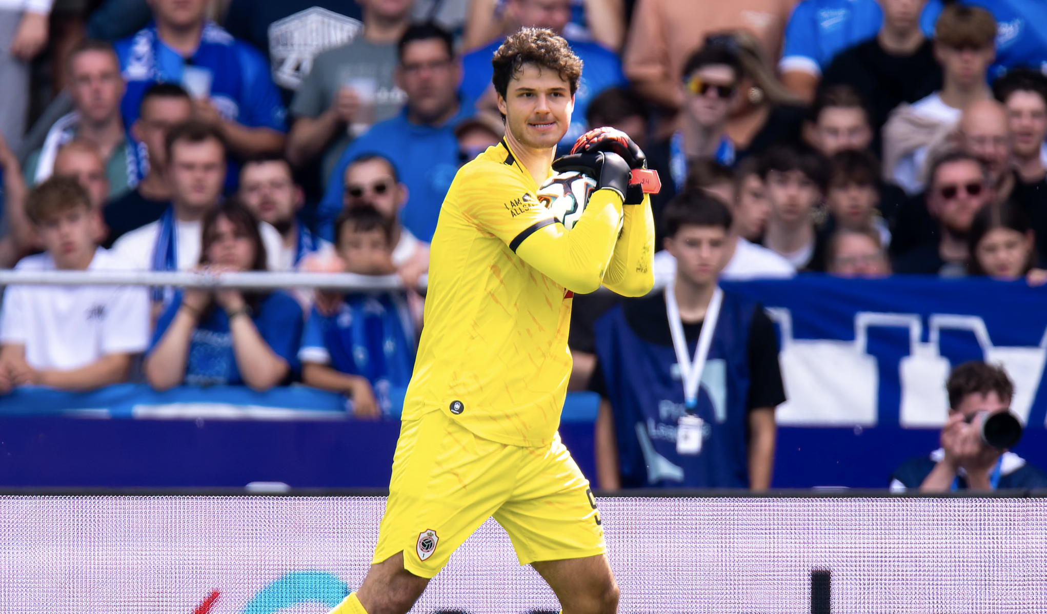 Senne Lammens sắp gia nhập Manchester United và cạnh tranh với André Onana cho vị trí số 1 Senne Lammens sap gia nhap Manchester United va canh tranh voi Andre Onana cho vi tri so 1