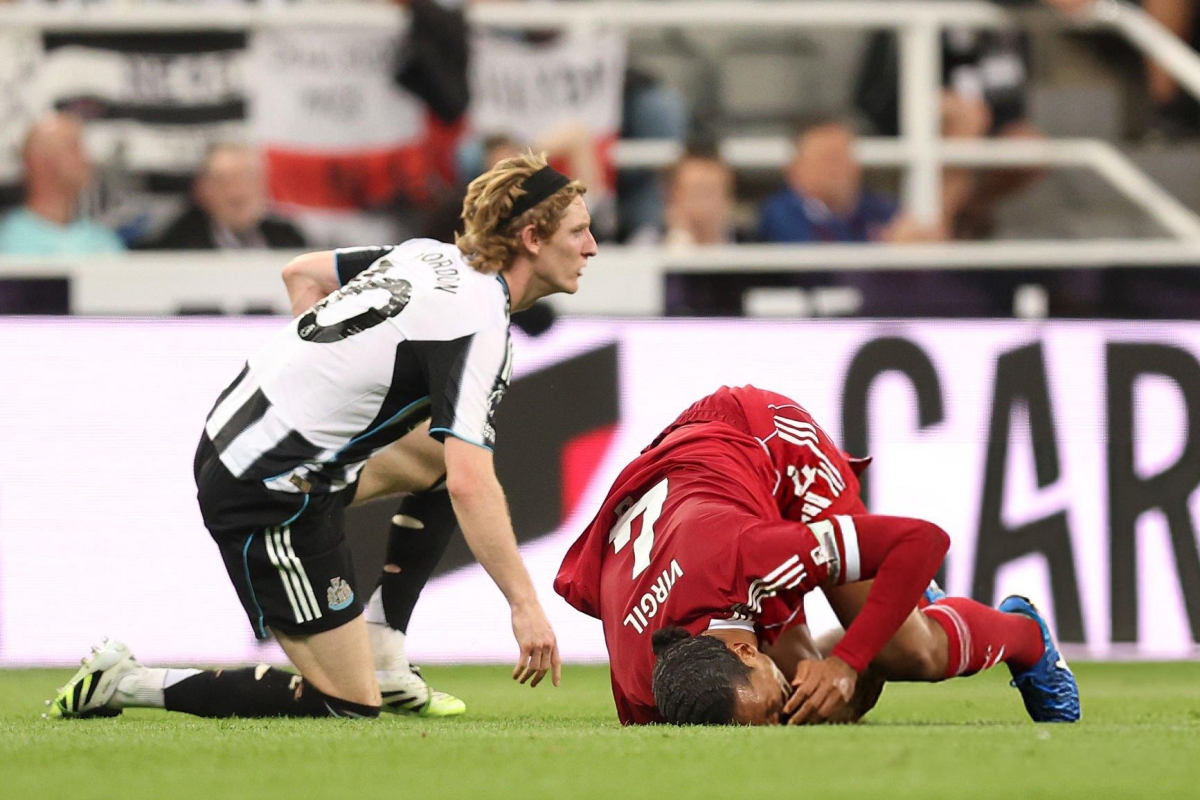 Van Dijk dau don sau pha vao bong cua Anthony Gordon