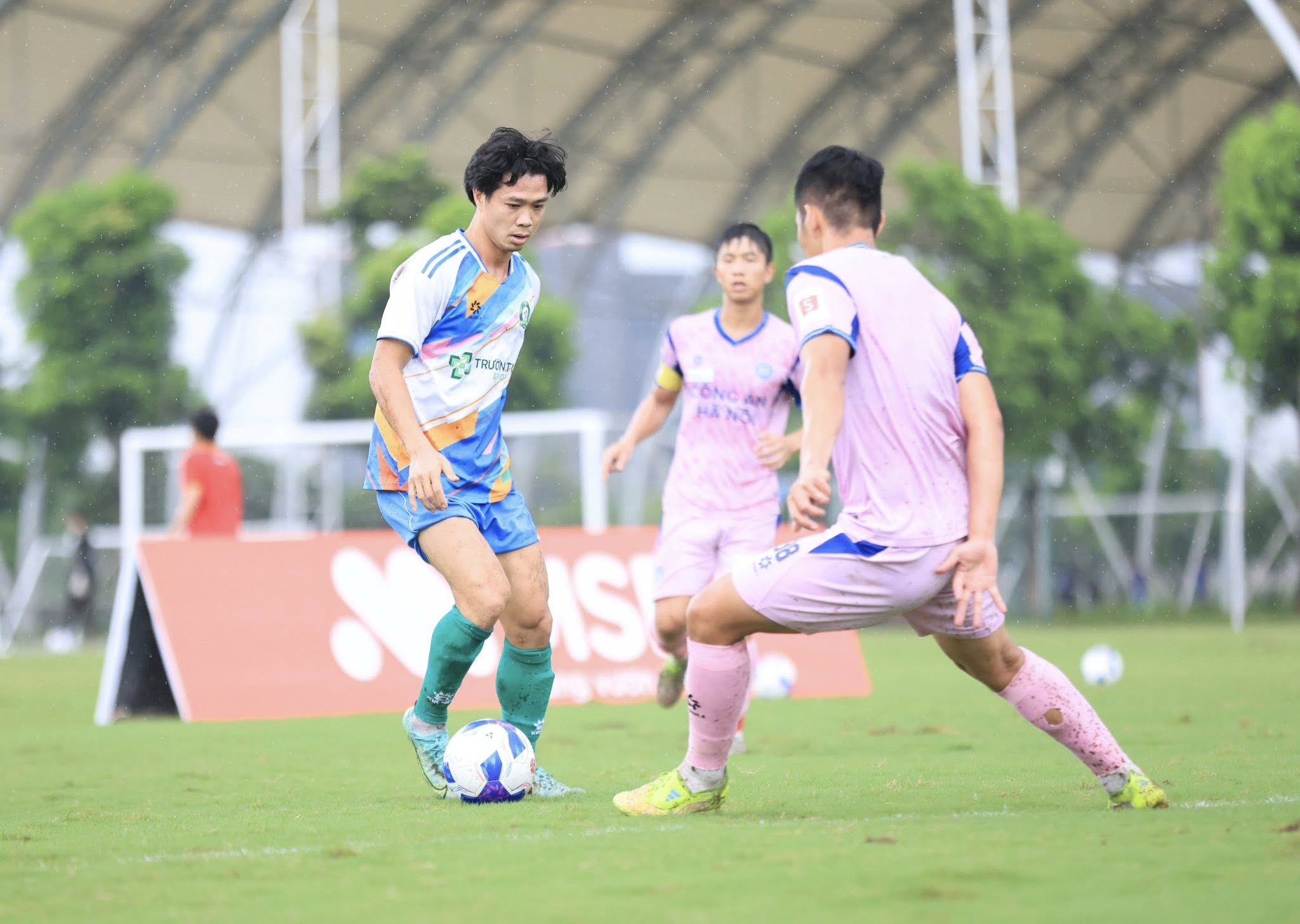 Đội bóng của Công Phượng cầm hòa CAHN 1