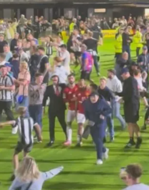 Bruno Fernandes bảo vệ Bryan Mbeumo 1