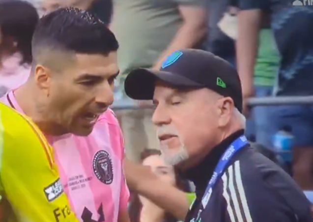 Luis Suarez nhổ nước bọt vào nhân viên của CLB Seattle Sounders Luis Suarez nho nuoc bot vao nhan vien cua CLB Seattle Sounders