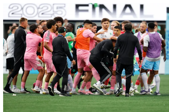 Luis Suarez nhổ nước bọt vào nhân viên của CLB Seattle Sounders 1 Luis Suarez nhổ nước bọt vào nhân viên của CLB Seattle Sounders 1