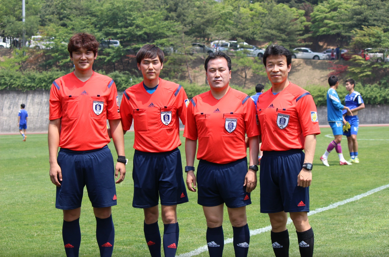 ong Choi Huyn-jai (thu 2 tu trai sang) bat chinh tran dau cua U23 Viet Nam gap U23 Singapore