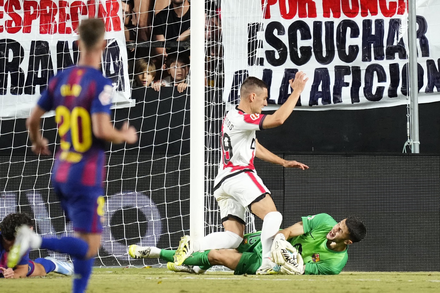 Hansi Flick và cơn cuồng nộ sau cánh cửa phòng thay đồ Barcelona 2 Hansi Flick và cơn cuồng nộ sau cánh cửa phòng thay đồ Barcelona 2