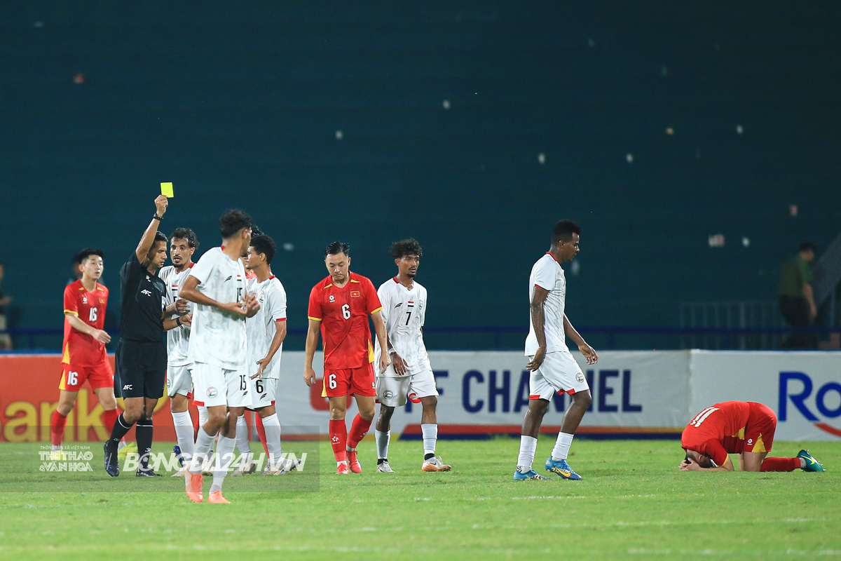 Cầu thủ U23 Yemen khóc nức nở sau trận thua U23 Việt Nam 2 Cầu thủ U23 Yemen khóc nức nở sau trận thua U23 Việt Nam 2