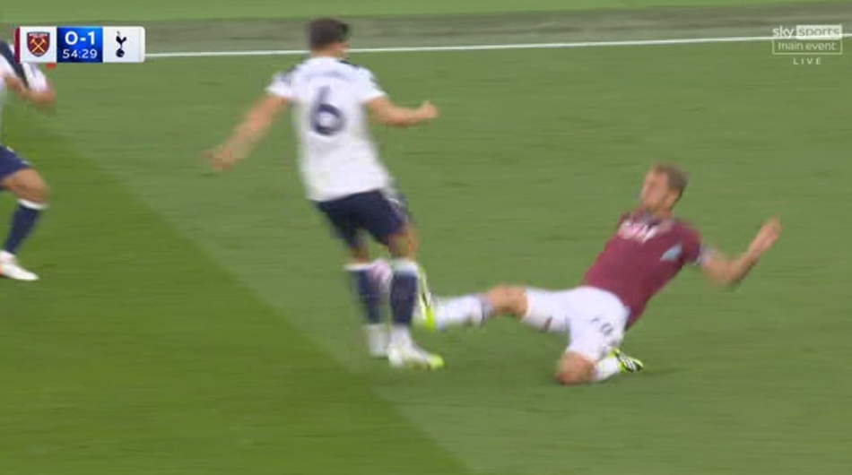 Chân của cầu thủ bên phía West Ham đạp thẳng vào ống đồng của tân binh bên phía Spurs.  Chan cua cau thu ben phia West Ham dap thang vao ong dong cua tan binh ben phia Spurs.