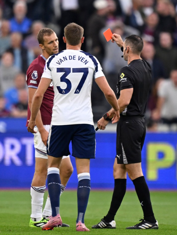 Xem lại pha vào bóng kinh hoàng của Tomas Soucek với Joao Palhinha 2 Xem lại pha vào bóng kinh hoàng của Tomas Soucek với Joao Palhinha 2