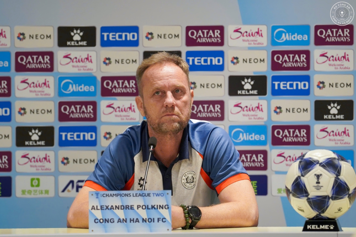 HLV Mano Polking bảo vệ Đình Bắc sau trận thắng CLB Singapore 1