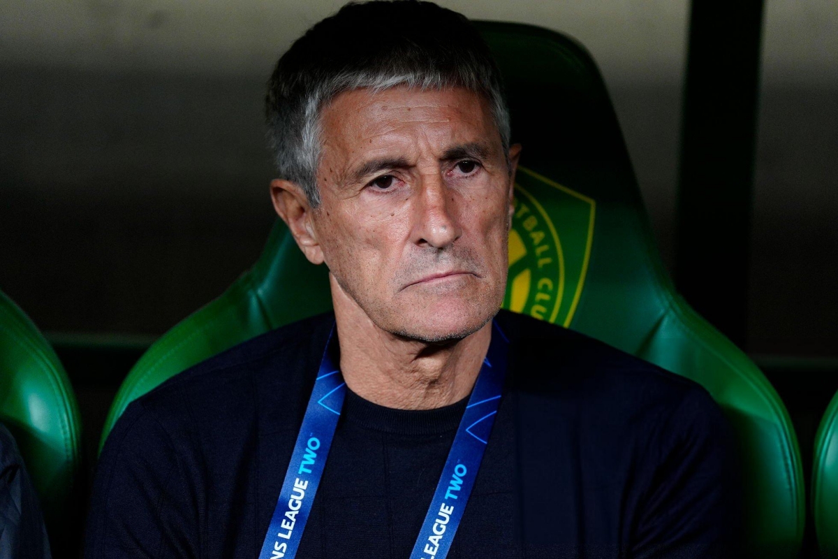 HLV Quique Setien trong trận đấu giữa Beijing Guoan với CAHN HLV Quique Setien trong tran dau giua Beijing Guoan voi CAHN