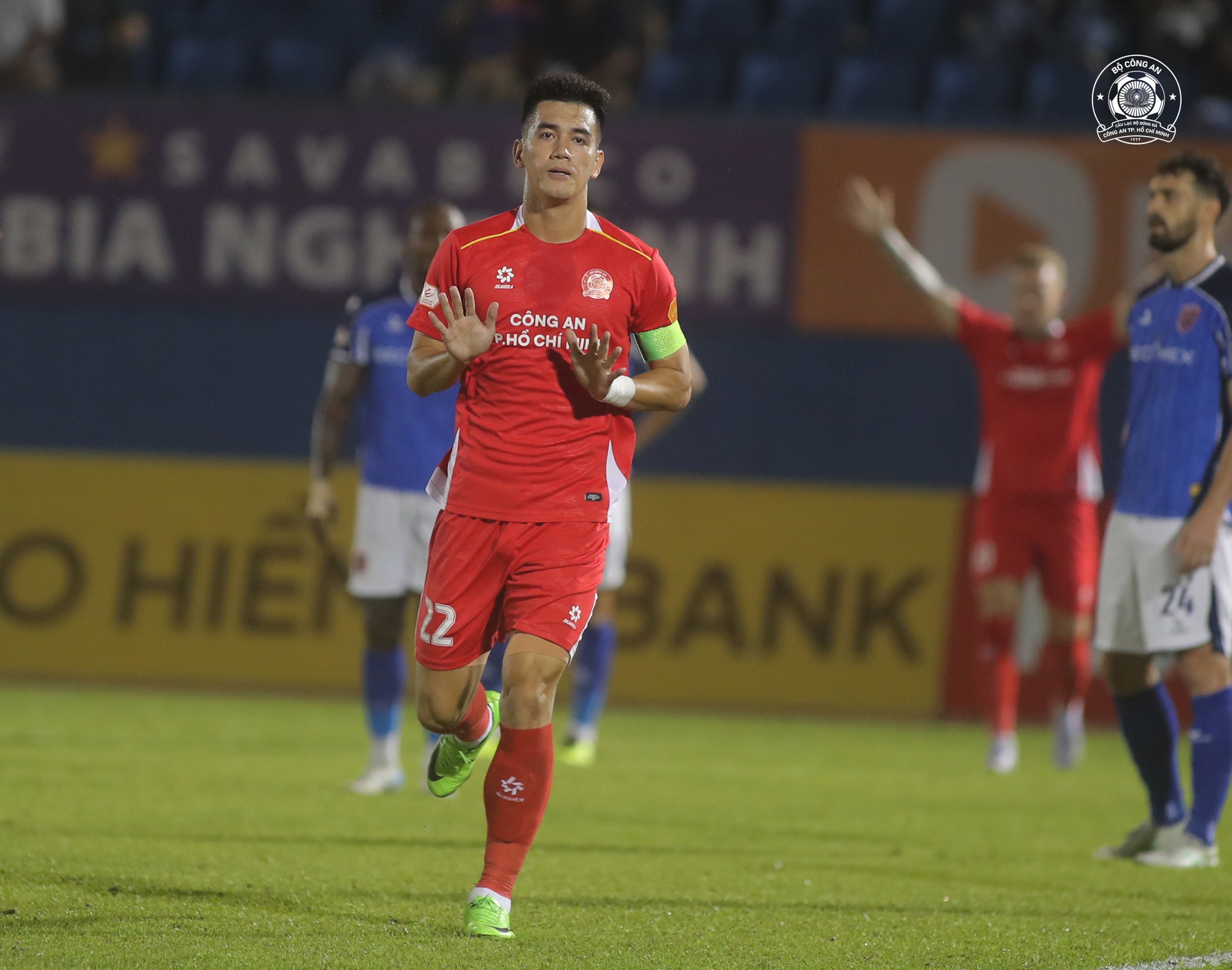 Tiền đạo Tiến Linh không ăn mừng sau khi ghi bàn vào lưới đội bóng cũ Tien dao Tien Linh khong an mung sau khi ghi ban vao luoi doi bong cu