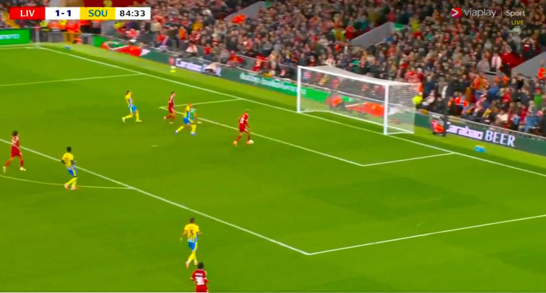 Tấm thẻ đỏ cực kỳ ngớ ngẩn của Hugo Ekitike 2 Tấm thẻ đỏ cực kỳ ngớ ngẩn của Hugo Ekitike 2