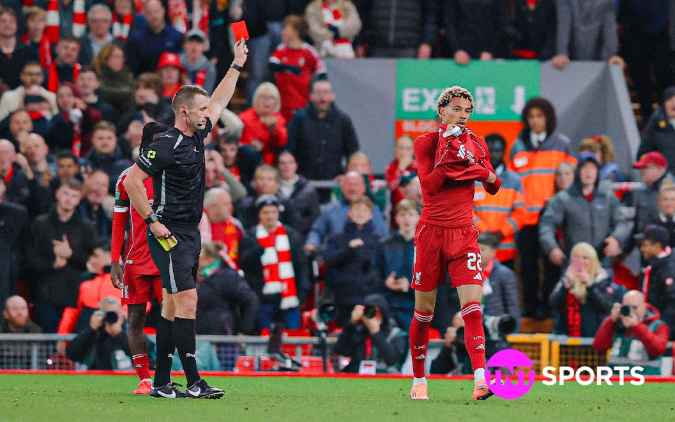 Tấm thẻ đỏ cực kỳ ngớ ngẩn của Hugo Ekitike 4 Tấm thẻ đỏ cực kỳ ngớ ngẩn của Hugo Ekitike 4