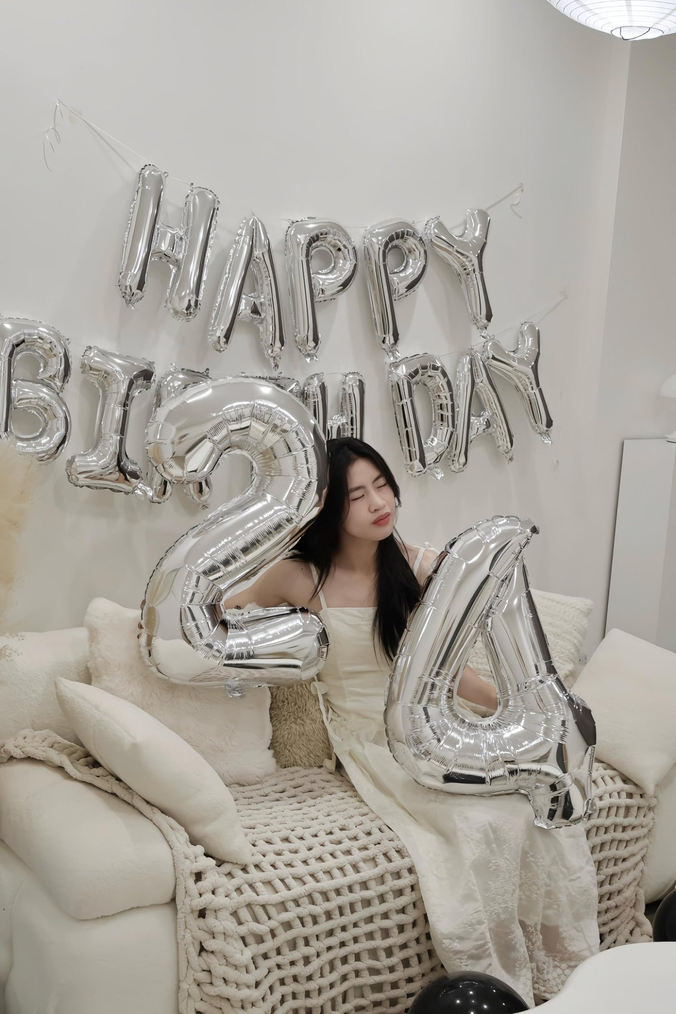 Thanh Nhã rạng rỡ trong loạt ảnh mừng sinh nhật tuổi 24 2 Thanh Nhã rạng rỡ trong loạt ảnh mừng sinh nhật tuổi 24 2