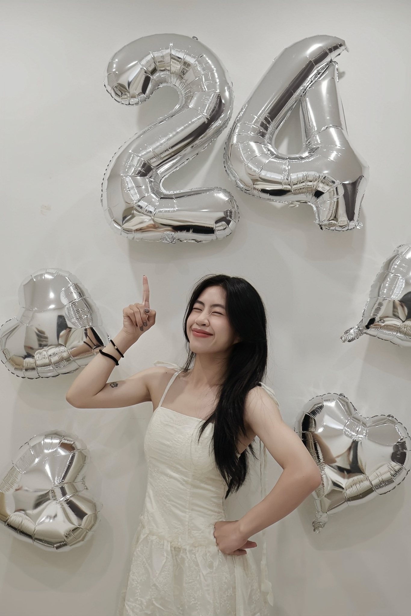 Thanh Nhã rạng rỡ trong loạt ảnh mừng sinh nhật tuổi 24 4 Thanh Nhã rạng rỡ trong loạt ảnh mừng sinh nhật tuổi 24 4