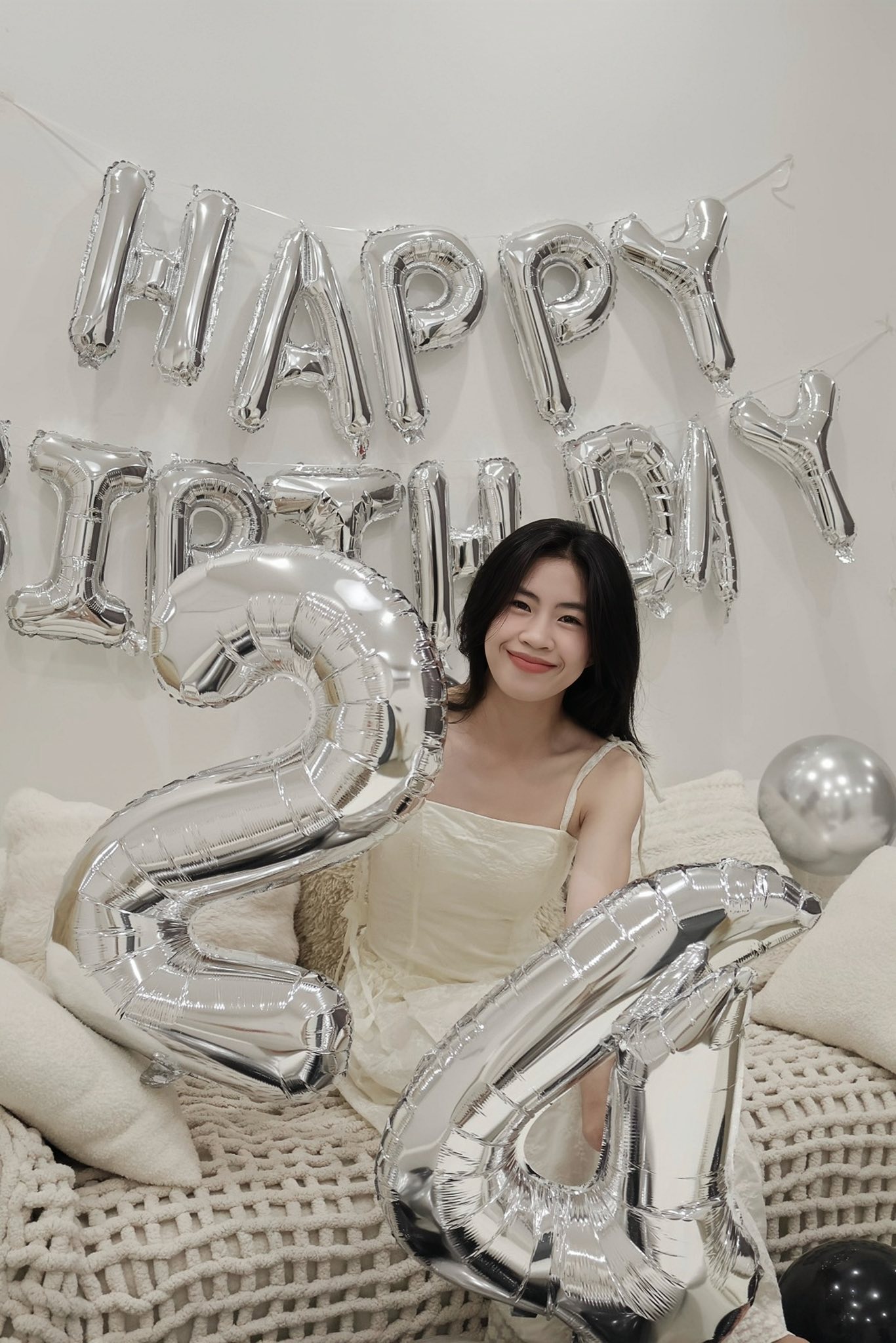 Thanh Nhã rạng rỡ trong loạt ảnh mừng sinh nhật tuổi 24 3 Thanh Nhã rạng rỡ trong loạt ảnh mừng sinh nhật tuổi 24 3