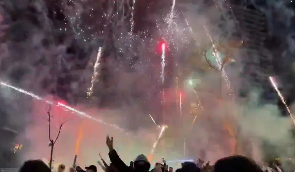 NHM Galatasaray đốt pháo hoa bên ngoài khách sạn của Liverpool. NHM Galatasaray dot phao hoa ben ngoai khach san cua Liverpool.