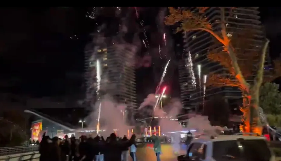 NHM Galatasaray đốt pháo hoa bên ngoài khách sạn của Liverpool 1 NHM Galatasaray đốt pháo hoa bên ngoài khách sạn của Liverpool 1