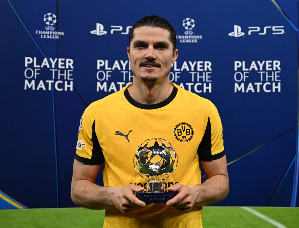 3 cựu cầu thủ MU được vinh danh trong một ngày 2